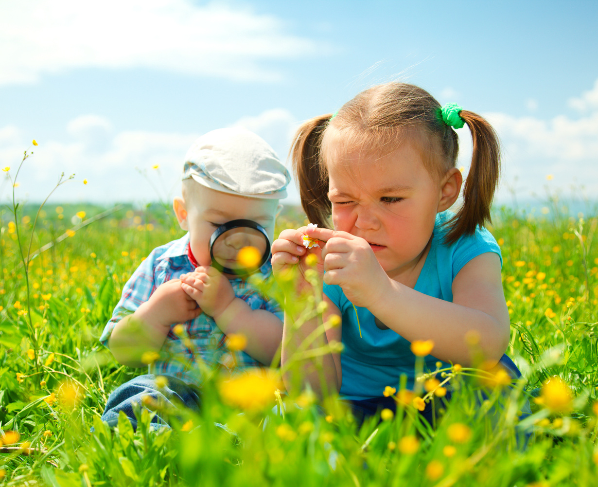 Kinder spielend im Gras