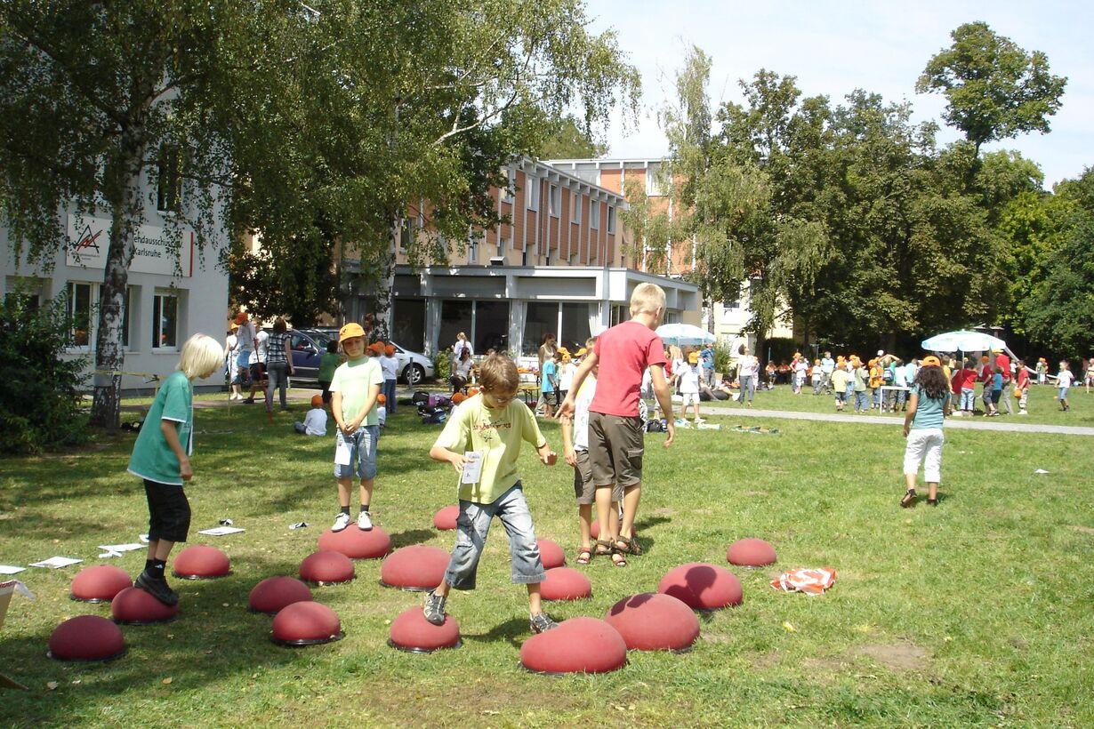 Kinder auf Wiese