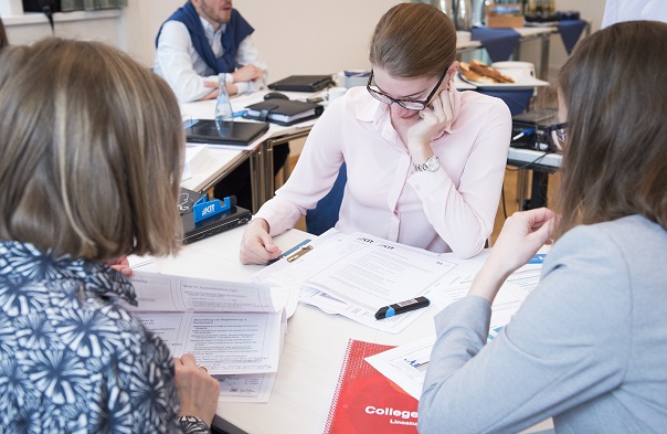 Gruppe mit Unterlagen